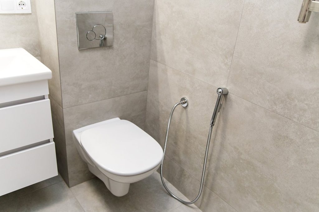 Wisząca miska WC i umywalka w nowej łazience